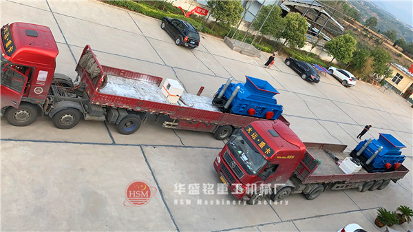 液壓對(duì)輥破碎機(jī)第四、五臺(tái)發(fā)貨現(xiàn)場(chǎng)